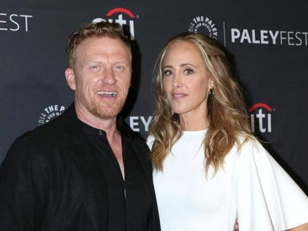La serie Grey’s Anatomy se prepara para decir adiós a dos de sus personajes más emblemáticos en el final de su temporada 22. Kim Raver y Kevin McKidd abandonarán el drama médico de ABC tras años de trayectoria en la producción.