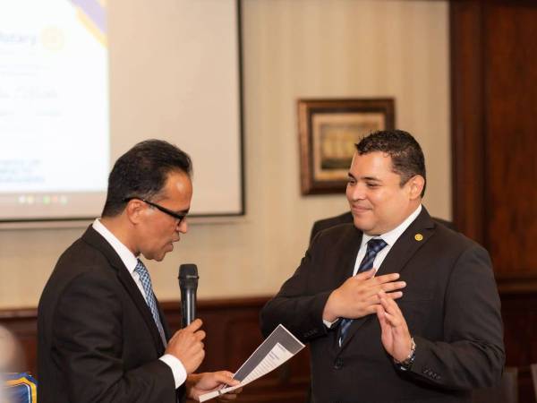 Carlos Antunez fue juramentado como presidente del Usula Rotary Club en San Pedro Sula para el período 2026-2027. Carlos Isaías Ortega, presidente saliente, dirigió la juramentación.