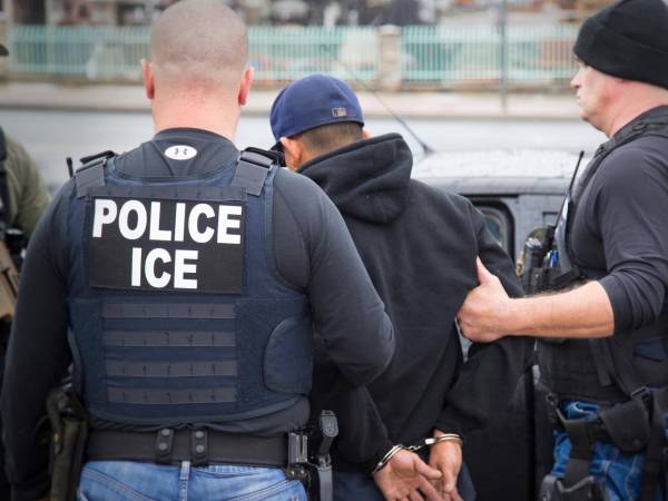 Agentes de ICE durante una redada.