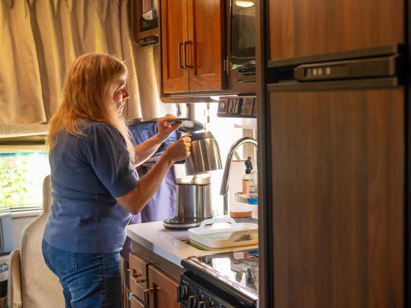 Anna Montgomery dijo que le atrajo la calidad de la madera de su Minnie-Winnie, desde gabinetes hasta el piso.