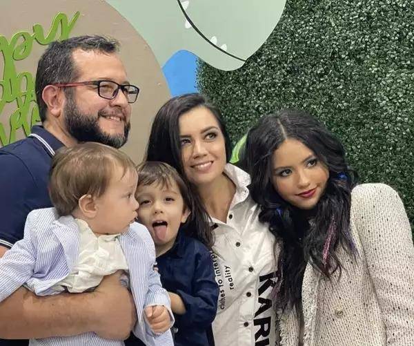 José Ramón, de 42 años de edad, está casado con Carolyn Adams, con quien tiene dos hijos. La pareja se radicó en México.