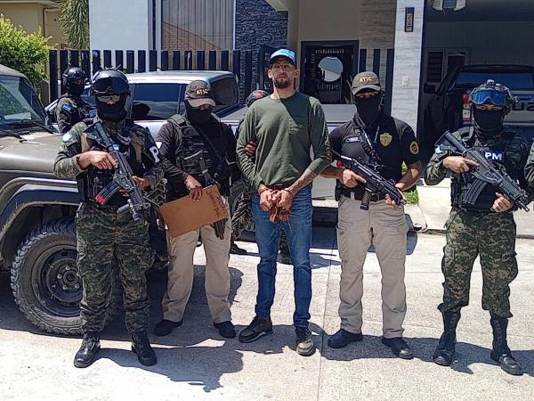 Martín Flores fue detenido en su vivienda de la residencial Turín, en La Ceiba, y posteriormente trasladado a Tegucigalpa para iniciar un proceso en su contra.