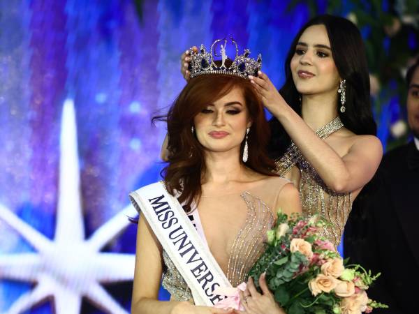 Emotivo: Stephanie Cam recibió la corona por parte de Zu Clemente.