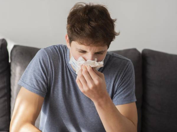 Las personas que tengan alergias graves deberían usar mascarilla, evitar exponerse al polvo, humo y olores fuertes.