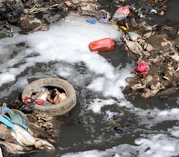 Entre más carros hay en el país, la economía registra más fuga de dólares por la compra de mayor cantidad de barriles de combustibles.