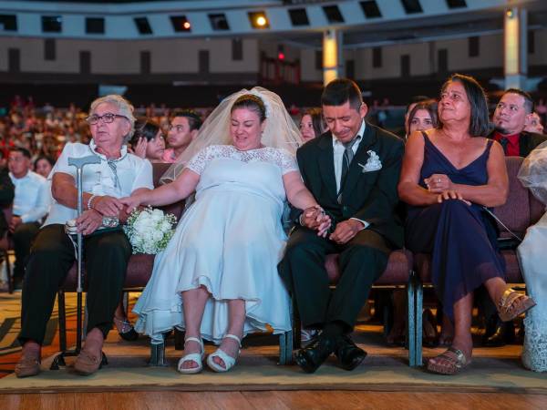 La historia de amor de Raúl y Emma logró conmover a todos la tarde del sábado durante la ceremonia de Las Bodas de Caná, que tuvieron lugar en la Iglesia de Cristo Ebenezer.