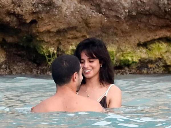 La pareja se dejó ver muy feliz en una playa de habla francesa en el Caribe.