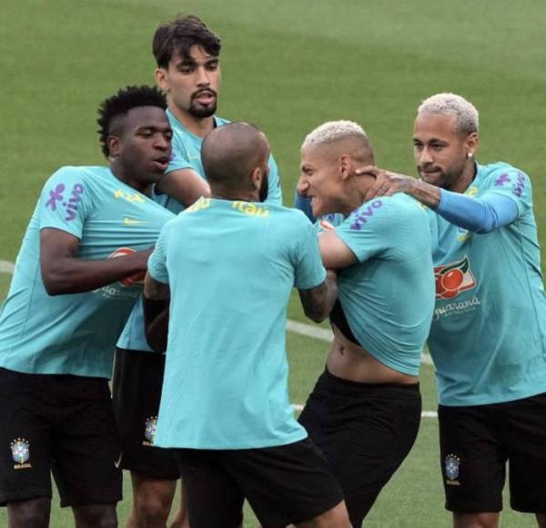 En las imágenes se puede apreciar como Richarlison agarra de la camiseta a Vinicius en pleno entrenamiento.