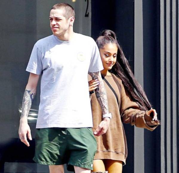 Ariana Grande y Pete Davidson<br/><br/>Semanas después de hacer oficial su relación en redes, la joven pareja sorprendió al anunciar<br/>su compromiso, el cual fue sellado con anillo que costó más de 90 mil dólares.<br/>El amor desbordante de la pareja ya ha preocupado a su familia, quienes temen que el humorista use a la cantante solo para ganar fama.