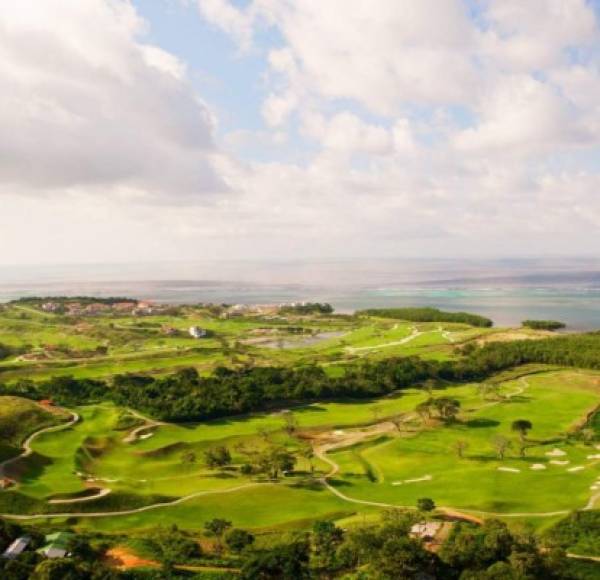 El hotel ubicado en Pristine Bay, es el único complejo de la Isla con un campo de golf (The Black Pearl).