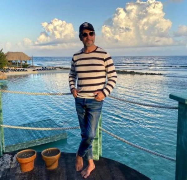 Marco Antonio Solís compartió su primera foto en la Isla este 11 de marzo, poniendo 'Honduras' como su actual locación en la imagen.