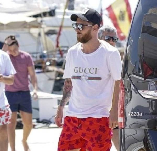 Lionel Messi se encuentra junto a su familia paseando por Ibiza. Al crack argentino se le vio con este short de baño y sus respetivos tatuajes. FOTO LECTURAS. COM.