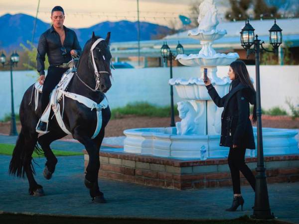El creador de contenido y emprendedor, Erik Roberto, El Charro, compartió un emotivo mensaje en sus redes sociales para agradecer el apoyo de su novia, Erika, antes de conocida como La chica misteriosa.