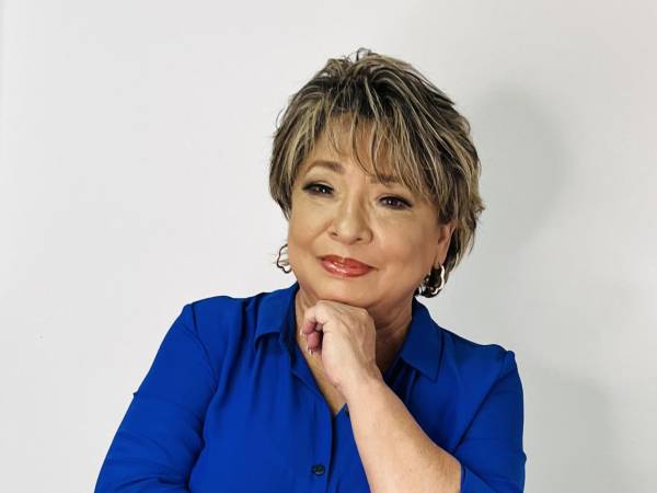 ”Estos libros han sido una forma de transferir conocimiento, de dejar un legado y ofrecer orientación a las nuevas generaciones de periodistas”, Mayra Navarro.