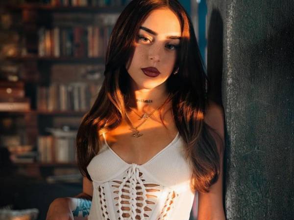 Hace unos meses, Nicki Nicole se volvió el centro de atención debido a la ruptura pública y escandalosa que protagonizó con Peso Pluma. Todo sucedió cuando aparecieron imágenes del cantante mexicano acompañado de una joven durante el último Super Bowl, celebrado el 11 de febrero. Sin embargo, parece que la argentina ya superó ese capítulo amargo de su vida; teniendo en cuenta que, según revelaron, dejó<b> atrás esa historia y le estaría abriendo su corazón a nuevas oportunidades en el amor</b>.