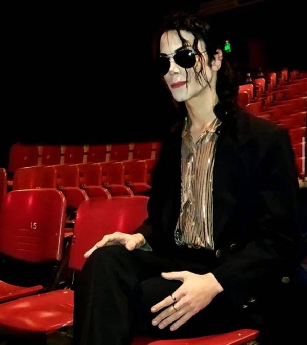 Luego pasó a retocar sus cejas y sus patillas, las que tatuó para que fuesen idénticas a las de Michael Jackson.