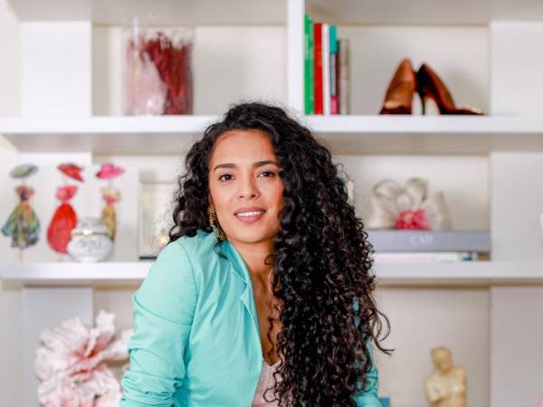 Duly Romero: Migró a España solo con su maleta y grandes metas por alcanzar. Hoy, la carismática, valiente y creativa emprendedora hondureña Duly Romero es una estrella que brilla en las pasarelas europeas. Nació el 4 de abril de 1984 en la aldea Bacadillas, del municipio de Catacamas, Olancho. Ejerció la docencia hasta 2006, cuando apenas tenía 23 años, y decidió vencer el miedo para perseguir uno de sus más grandes sueños: convertirse en diseñadora de modas.