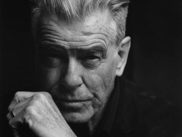 Conocido por interpretar a James Bond en las décadas de 1990 y 2000, Pierce Brosnan también es pintor.