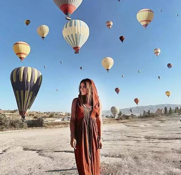 Alessandra, que nació el 6 de enero de 1986, es hija del empresario Martín Rojo de la Vega y de Mónica Piccolo. Inició en la política durante el mandato de Enrique Peña Nieto, como parte del equipo de redes sociales del ex presidente mexicano. 