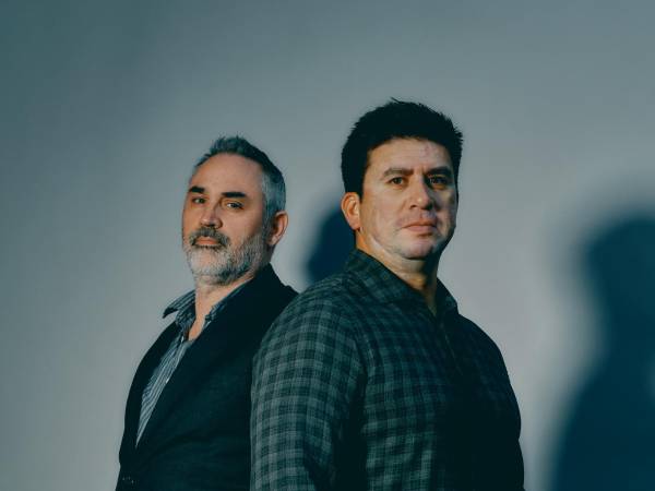 El director Alex Garland (ext. izq.) y Ray Mendoza, cuya experiencia en Irak dio forma a su cinta.