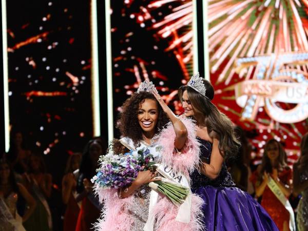 Miss Virginia Justus Kelley se convirtió en la primera madre y primera mujer casada en ganar el título de Miss USA, al alzarse con la corona de la 75ª edición del certamen nacional celebrado el jueves 27 de agosto en el Adrienne Arsht Center for the Performing Arts de Miami. Kelley, de 31 años, también es la primera ganadora en su tercera década de vida desde que la organización eliminó sus restricciones de edad y estado civil en 2023.