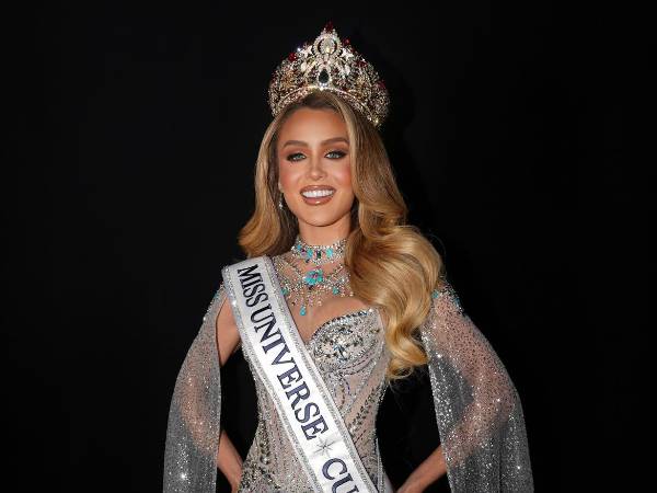 Mia Angelina Donadio Cancio, conocida en redes sociales como Mia Dio, fue coronada Miss Universe Cuba 2026 este jueves durante la gala final del certamen, celebrada en el Dennis C. Moss Cultural Arts Center, en Cutler Bay, al sur de Miami. Donadio, creadora de contenido, modelo y comediante, compitió con la banda de Isla de la Juventud y se impuso entre las 19 candidatas que llegaron a la final. El proceso de selección había comenzado en abril con más de un centenar de aspirantes.