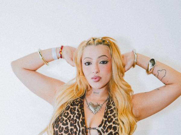 La historia de Alinne Fonseca con Las Catrachas llegó a su fin, pero no sin antes dejar una serie de aclaraciones sobre su salida de la agrupación femenina hondureña. La cantante confirmó que ya no forma parte del proyecto musical y reveló que su desvinculación ocurrió el pasado 15 de septiembre, semanas antes de que el grupo anunciara públicamente el cierre de una etapa y su próxima reestructuración.