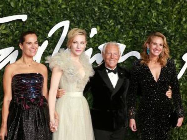 El icónico diseñador de moda, Giorgio Armani, se distinguió por su aporte innovador y elegante al mundo de la moda. Aquí es captado con sus grandes musas, Roberta Armani, Cate Blanchett y Julia Roberts en los Fashion Awards realizado en el Royal Albert Hall de 2019. Sus principales aportes a la industria fueron los siguientes: