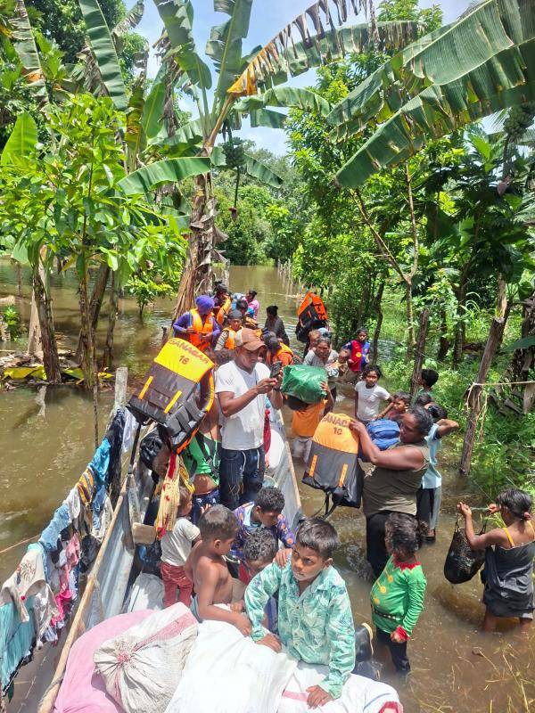 Las comunidades de Baikan y Raksdiimwan en Puerto Lempira están bajo el agua, hasta ahí llegaron los soldados de la Base Naval a evacuar las familias.
