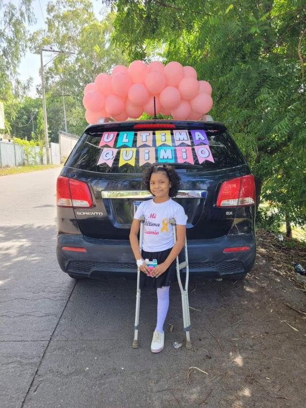 La última quimioterapia la celebró a lo grande Angelin Tablada, una pequeña de 8 años de La Ceiba. En el transcurso del tratamiento perdió una de sus piernas por una trombosis, pero esta feliz de estar con vida.