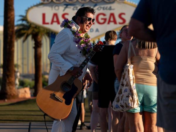 Mark Rumpler, un imitador de Elvis, saluda a visitantes en el icónico cartel de bienvenida de Las Vegas.