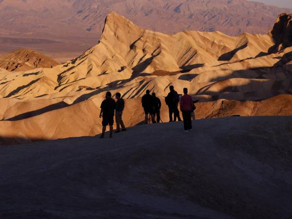 El calor abrasador del verano no aleja a los visitantes del Parque Nacional del Valle de la Muerte.