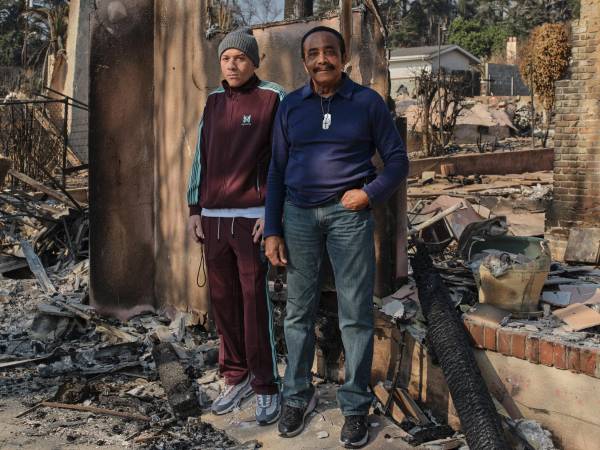 Damen Wright (izq.) y su padre, Clarence, en su casa destruida en Altadena, California.