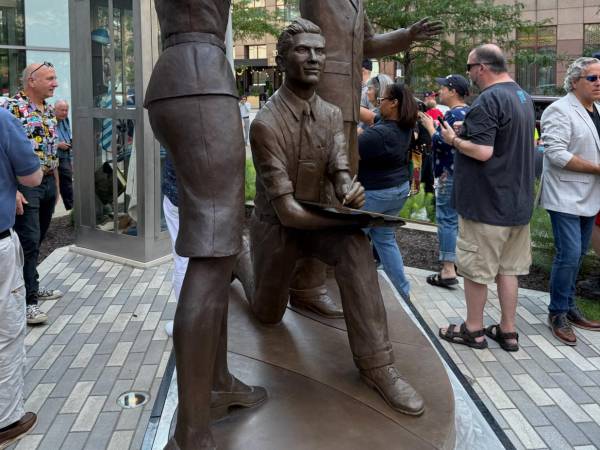 En una nueva estatua se puede ver a Joe Shuster dibujando la portada del número 1 de Action Comics. (Steve Schack para The New York Times)