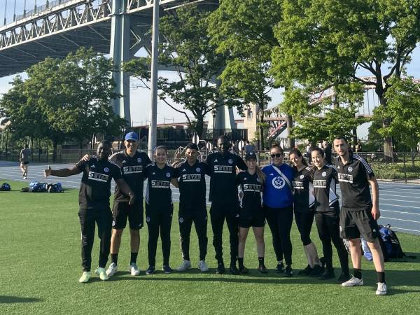 Romero reclutó a doce entrenadores de diferentes nacionalidades para su escuela de fútbol.