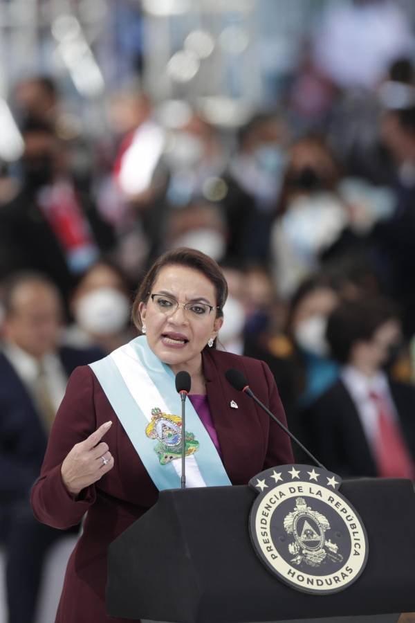 Xiomara Castro ordena luz gratuita para un millón de hogares en pobreza