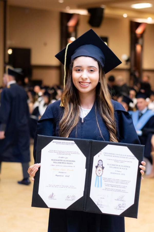 La joven con su título de ingeniera civil.