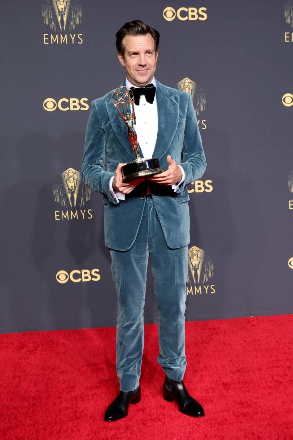 Jason Sudeikis, ganador a mejor actor de comedia por la serie Ted Lasso. Se decantó por un traje azul: un esmoquin de terciopelo de Tom Ford c