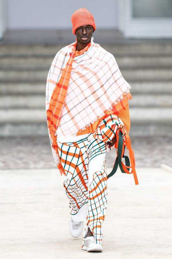 Issey Miyake se decanta por el color y las superposiciones