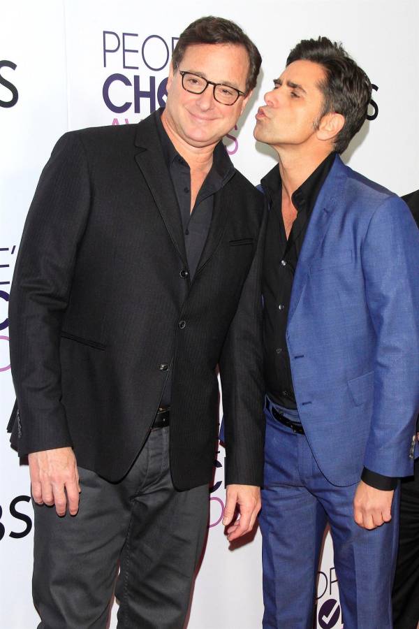 Fotografía de archivo donde aparece el actor John Stamos (d) junto a Bob Saget.