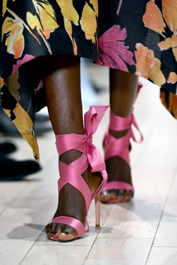 En Nueva York el diseñador Bibhu Mohapatra estos stilettos con lazos, muy al estilo Coquette.