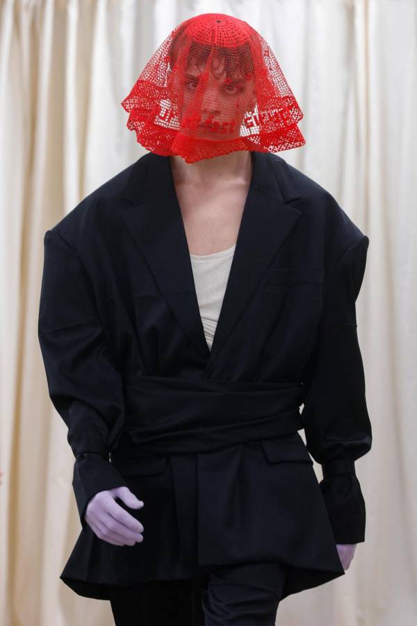 Una modelo presenta una creación de la colección Otoño-Invierno 2023-2024 de IFM Master of Arts Womenswear.