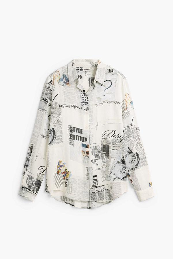 Blusa con estampado que imita las páginas de un diario.