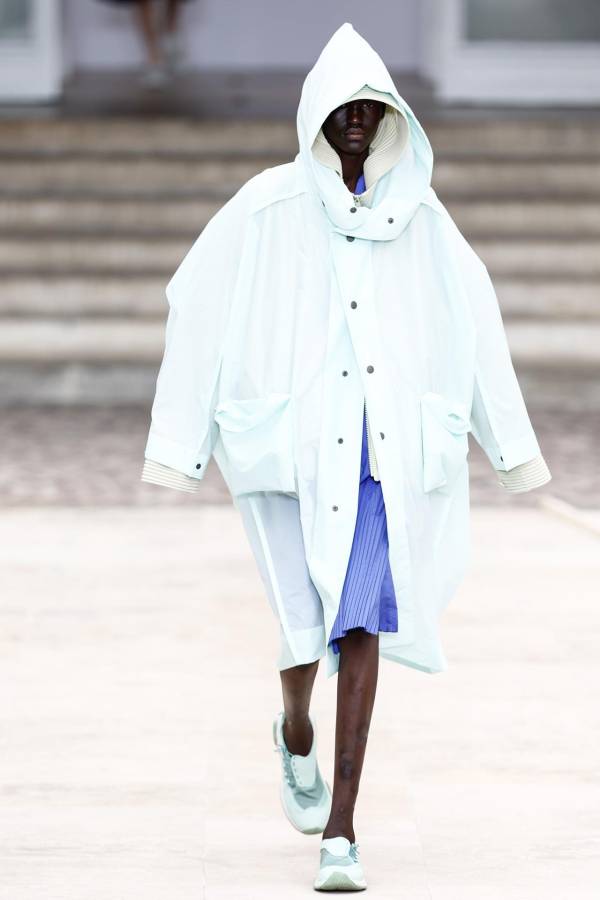 Issey Miyake se decanta por el color y las superposiciones