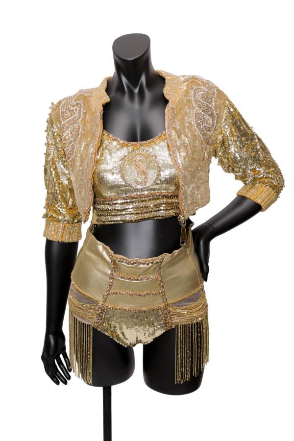 Fotografía cedida por la Academia de la Grabación donde se muestra el traje dorado usado por Shakira en el Superbowl LIV.