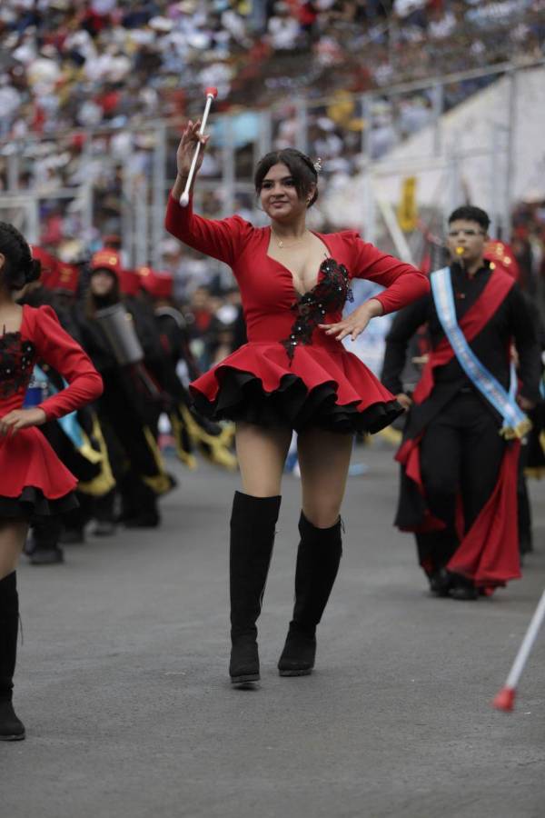 Bellas palillonas de la capital, reinas de los desfiles patrios