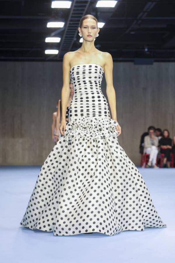 El binomio blanco y negro es un clásico que vuelve con fuerza. Propuesta de Carolina Herrera.