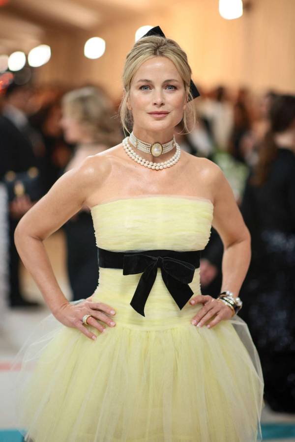 Carolyn Murphy lució este looks con chokers en la Met Gala 2023. Los collares choker se usan dependiendo la ocasión. Los escotes sin tirantes y tipo V son ideales para lucirlos. En los redondos el choker ideal es el delgado con dije colgante.