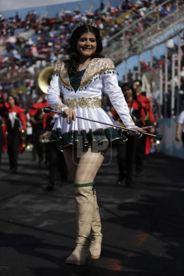 Bellas palillonas de la capital, reinas de los desfiles patrios