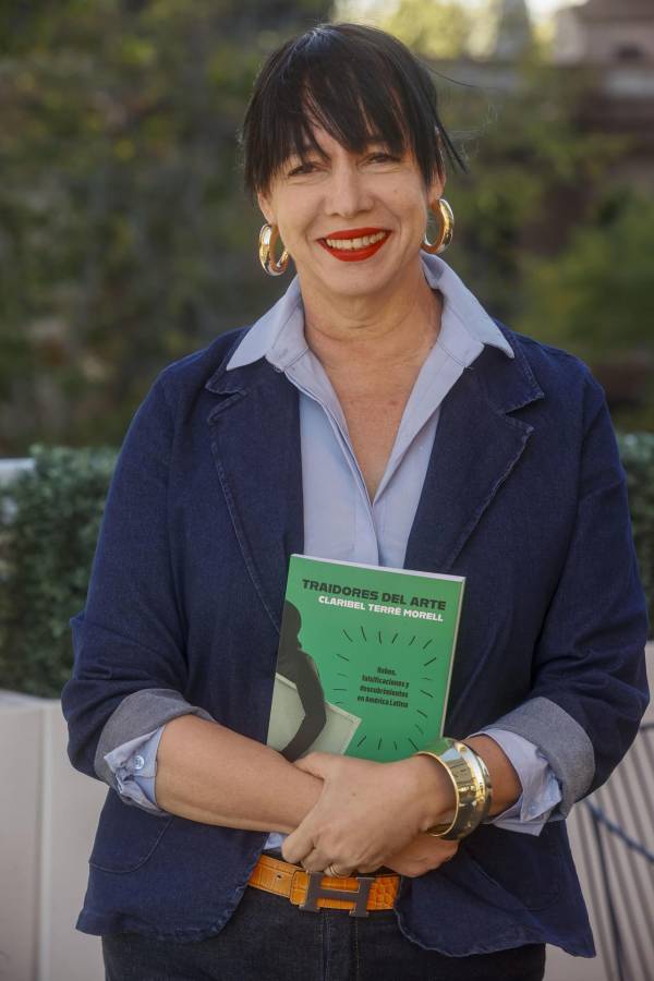 La escritora y periodista cubano-argentina Claribel Terré Morell lleva más de tres décadas dedicada a crear un archivo de robos de arte registrados en todo Latinoamérica, ahora reúne una selección en 'Traidores del arte', un libro que recoge testimonios de artistas, ladrones, marchantes y otros personajes de este mundo.